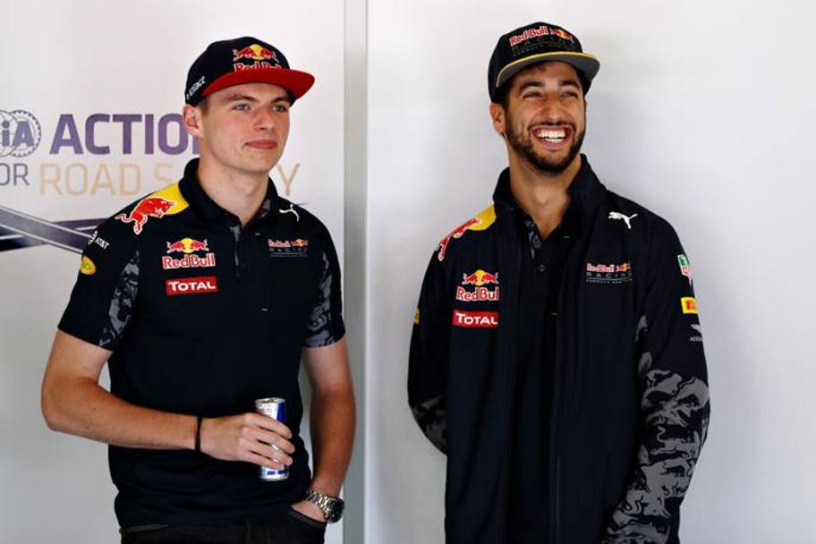 Verstappen e Ricciardo scherzano prima della sfilata dei piloti: ci saranno proprio loro due, neo compagni di squadra, tra i protagonisti della gara. Getty